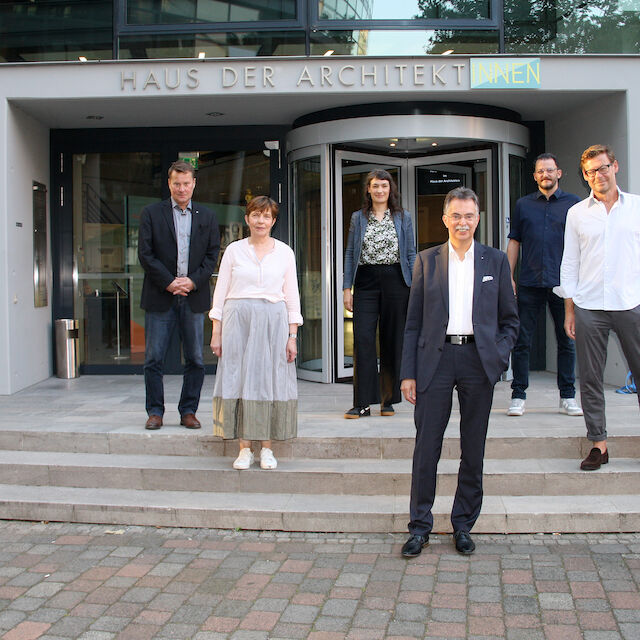 Vor der Diskussion, vor dem Haus der Architektinnen (von links): Peter Köddermann, Geschäftsführung Programm von Baukultur Nordrhein-Westfalen, Ursula Kleefisch-Jobst, Generalkuratorin Baukultur Nordrhein-Westfalen, Karin Hartmann, freie Autorin, Ernst Uhing, Präsident der Architektenkammer NRW, Robert Franken, Blogger, Riklef Rambow Psychologe und Hochschullehrer für Architekturvermittlung.