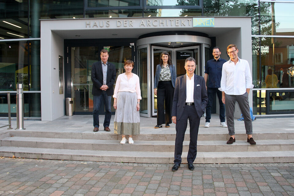 Vor der Diskussion, vor dem Haus der Architektinnen (von links): Peter Köddermann, Geschäftsführung Programm von Baukultur Nordrhein-Westfalen, Ursula Kleefisch-Jobst, Generalkuratorin Baukultur Nordrhein-Westfalen, Karin Hartmann, freie Autorin, Ernst Uhing, Präsident der Architektenkammer NRW, Robert Franken, Blogger, Riklef Rambow Psychologe und Hochschullehrer für Architekturvermittlung.