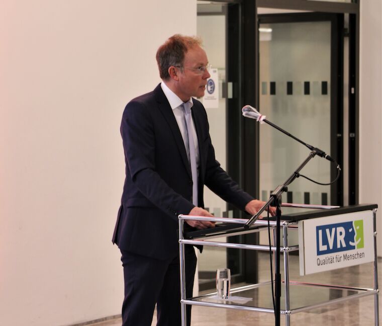 Reiner Limbach, Erster Landesrat und LVR-Dezernent für Personal und Organisation, bei der Begrüßung zur Ausstellungseröffnung des „Mies van der Rohe Award“ im Landeshaus in Köln. Foto: Timo Klippstein