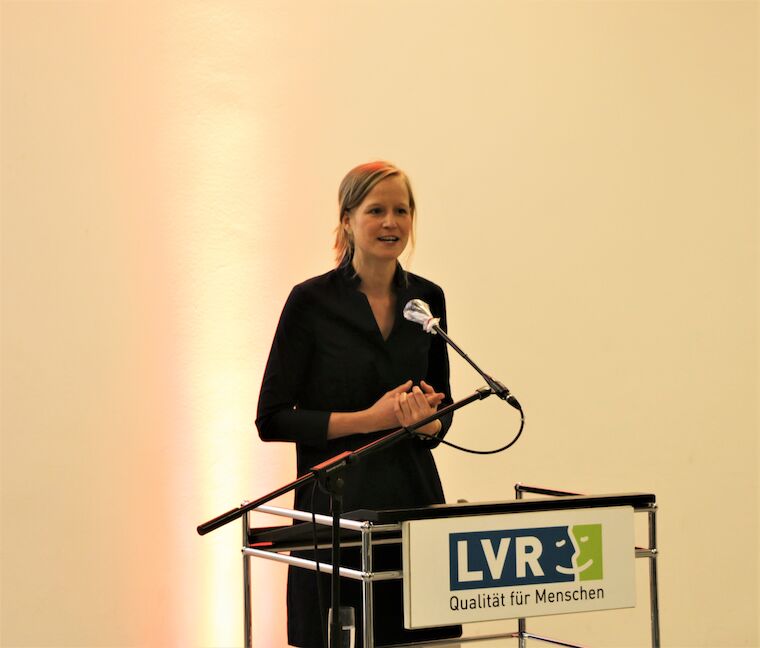 Lea Stöver, Leiterin des Creative Europe Desk Kultur aus Bonn, vertrat die EU, einem der Hauptförderer der Ausstellung. Foto: Timo Klippstein