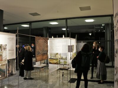 Die geladenen Gäste besuchten nach den Begrüßungsworten die Ausstellung. Foto: Timo Klippstein