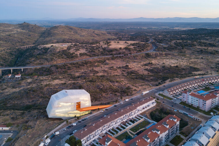 Am Rand der Stadt gelegen: Das Tagungszentrum in Plasencia von SelgasCano. Foto: Iwan Baan