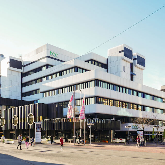 Das Gebäude der ehemaligen WestLB in Dortmund (1974-1978), entworfen von Harald Deilmann.