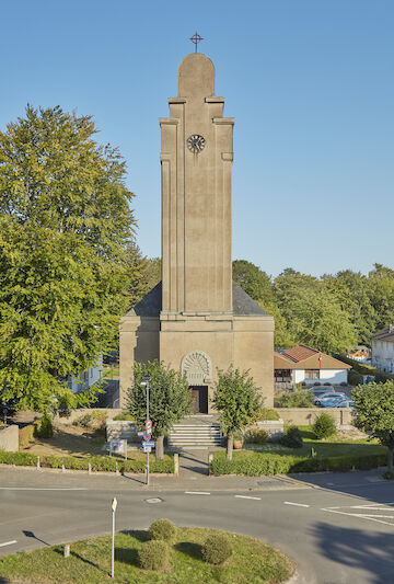 Lukaskirche, Köln-Porz (Evangelische Kirchengemeinde Porz).<br/><br/>Foto: Michael Rasche<br/><br/>jpg, 899 × 1330 Pixel