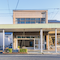 Wohnhaus mit öffentlicher Bibliothek im Erdgeschoss in Tottori, Japan. Entworfen vom Architekturbüro Hiroshi Kinoshita and Associates. Foto: Hiroshi Kinoshita and Associates