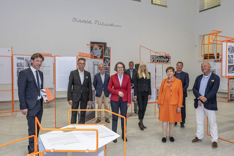 Vernissage am Abend des 26. August in Dortmund mit (v. l.): Stefan Rethfeld ((Kurator), Ernst Uhing (Präsident AKNW), Prof. Dr. Wolfgang Sonne (TU Dortmund, wiss. Leiter Baukunstarchiv NRW), Ina Scharrenbach (NRW-Bauministerin), Prof. Dr. Gerhard Schembecker (Prorektor TU Dortmund), Dr. Barbara Rüschoff-Parzinger (Kulturdezernentin LWL), Dr. Ursula Kleefisch-Jobst (Museum der Baukultur Nordrhein-Westfalen), Peter Köddermann (Baukultur Nordrhein-Westfalen) und Andreas Deilmann (Architekt, Harald Deilmann Familienstiftung). Foto: Detlef Podehl