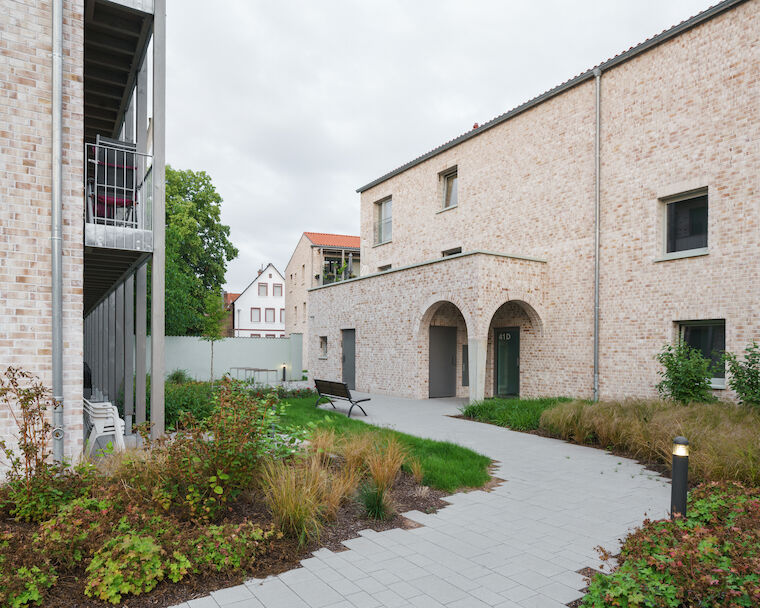 Im Quartier: Wohnen am Verna-Park in Rüsselsheim (Hessen) von Baur und Latsch Architekten. Foto: Sebastian Schels