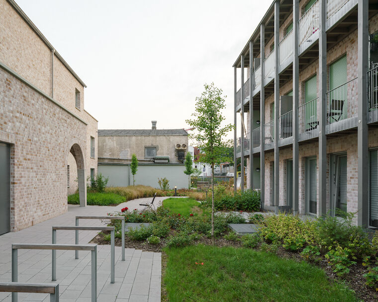 Im Quartier: Wohnen am Verna-Park in Rüsselsheim (Hessen) von Baur und Latsch Architekten. Foto: Sebastian Schels