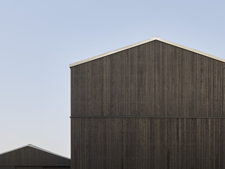 Wohnen und Arbeiten: Das Wohn- und Werkhaus in Schwaikheim im Rems-Murr-Kreis (Baden-Württemberg) von Schleicher Ragaller Architekten in Zusammenarbeit mit CAPE, Prof. Markus Binder. Foto: Zooey Braun Fotografie