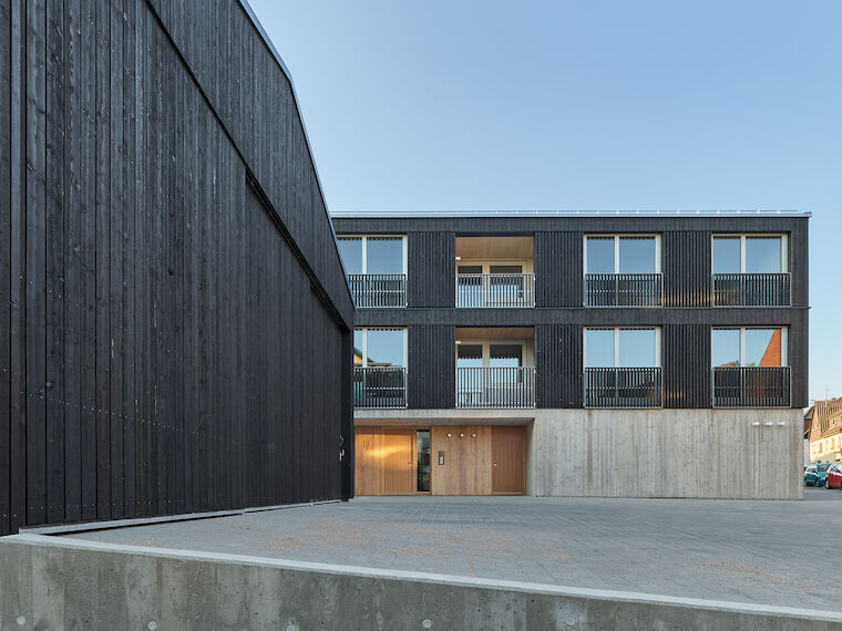Wohnen und Arbeiten: Das Wohn- und Werkhaus in Schwaikheim im Rems-Murr-Kreis (Baden-Württemberg) von Schleicher Ragaller Architekten in Zusammenarbeit mit CAPE, Prof. Markus Binder. Foto: Zooey Braun Fotografie