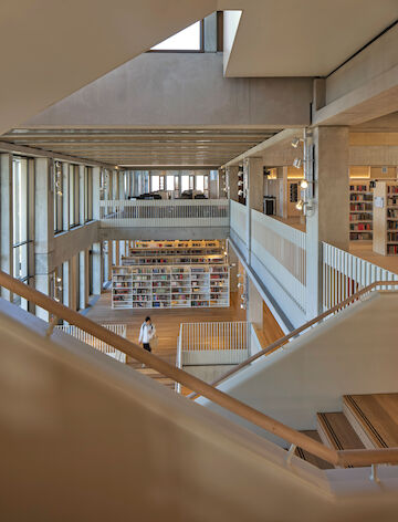 Town House - Kingston University, London, von Grafton Architects - Gewinner des Mies van der Rohe Award 2022.<br/><br/>Foto: Copyright Dennis Gilbert<br/><br/>jpg, 6031 × 7901 Pixel