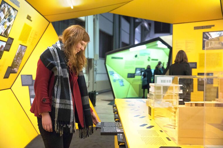 Die Ausstellung „Alle wollen wohnen. Sozial. Gerecht. Bezahlbar“ war ein großer Erfolg und wurde an mehreren Orten präsentiert; hier 2018 auf dem Gelände der Zeche Zollverein. Foto: Claudia Dreyße