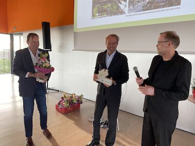 Mit einer Anerkennung des nrw.landschaftsarchitektur.preis 2022 für den neuen Rathausplatz in Gütersloh ausgezeichnet: Lohaus Carl Köhlmos Landschaftsarchitekten Stadtplaner. Foto: Judith Dohmen-Mick