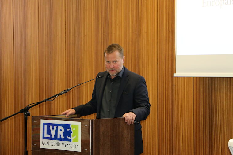 Modierierte den Eröffnungsabend zur Ausstellung des „Mies van der Rohe Award 2022“ in Köln: Peter Köddermann, Geschäftsführung Programm von Baukultur Nordrhein-Westfalen. Foto: Timo Klippstein