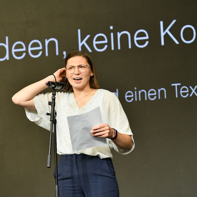 Die Gewinnerin des 7. UrbanSlam Anna Michelle Ußler bei ihrem Vortrag.