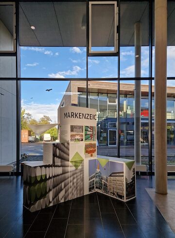 Die Ausstellung „Kunst und Bau. Perspektiven aus NRW“ in der Hochschule für Kunst und Gesellschaft in Alfter. | Foto: Baukultur NRW/ Iris Tritthart