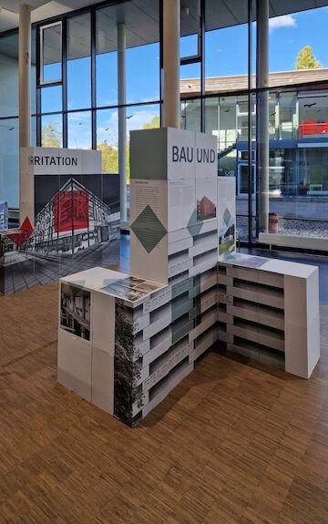 Die Ausstellung „Kunst und Bau. Perspektiven aus NRW“, zu sehen vom 26.10.2023 bis zum 10.11.2023 in der Hochschule für Kunst und Gesellschaft in Alfter. | Foto: Baukultur NRW/ Iris Tritthart