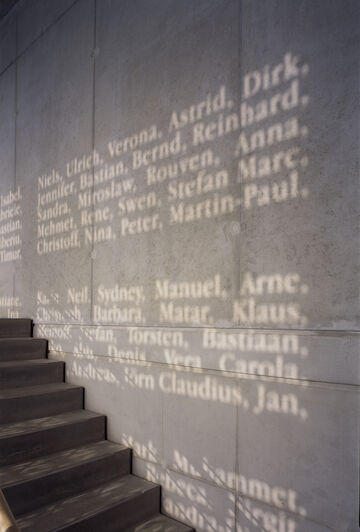 Namenstafel, Westfälische Hochschule, Recklinghausen, 1999, Künstlerin: Ayşe Erkmen, Architektur: Gerber Architekten. | Foto: Michael Rasche