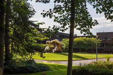 Large Two Forms, ehemaliges Bundeskanzleramt, Bonn, 1979; Künstler: Henry Moore, Architektur: Planungsgruppe Stieldorf. | Foto: Giacomo Zucca, Bundesstadt Bonn