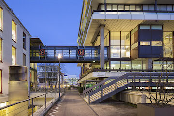 Leuchtzeichen, ZB MED, Uniklinik Köln,1997, Künstlerin: Christiane Möbus, Architektur: Eckehard Janofske, Peter Terbüchte. | Foto: Jürgen Schmidt