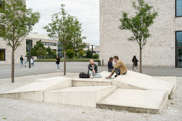 Neigungen, Hochschule Hamm-Lippstadt, Campus Hamm, 2014; Künstler: Oliver Kruse, Architektur: pbr Planungsbüro Rohling. | Foto: Sebastian Becker