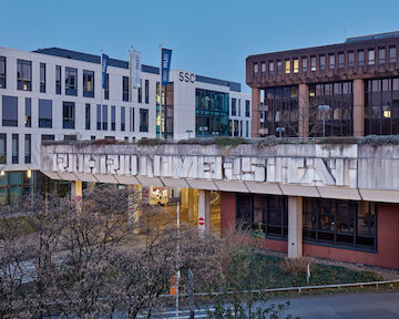 Ohne Titel (Beton-Schriftzug), Ruhr-Universität Bochum, Künstler: Henryk Dywan, 1973, Architektur: Hentrich + Petschnigg. | Foto: Michael Rasche