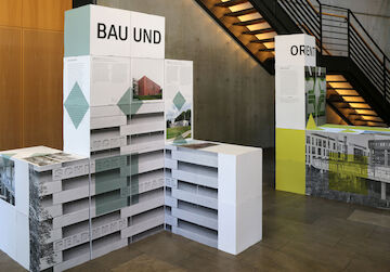 Mittels Texten, Fotos und Videos präsentiert die Ausstellung 30 Kunst-und-Bau-Objekte aus NRW. | Foto: Annabell Bialas