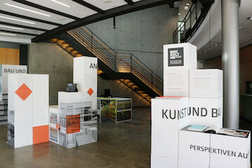 Die Ausstellung „Kunst und Bau. Perspektiven aus NRW“ - zu sehen bis 4.10.2023 in der Architektenkammer NRW in Düsseldorf. | Foto: Timo Klippstein
