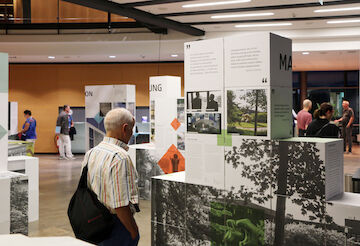 Viele interessierte Gäste besuchten die Ausstellungseröffnung in der Architektenkammer NRW in Düsseldorf am 6. September 2023 | Foto: Timo Klippstein