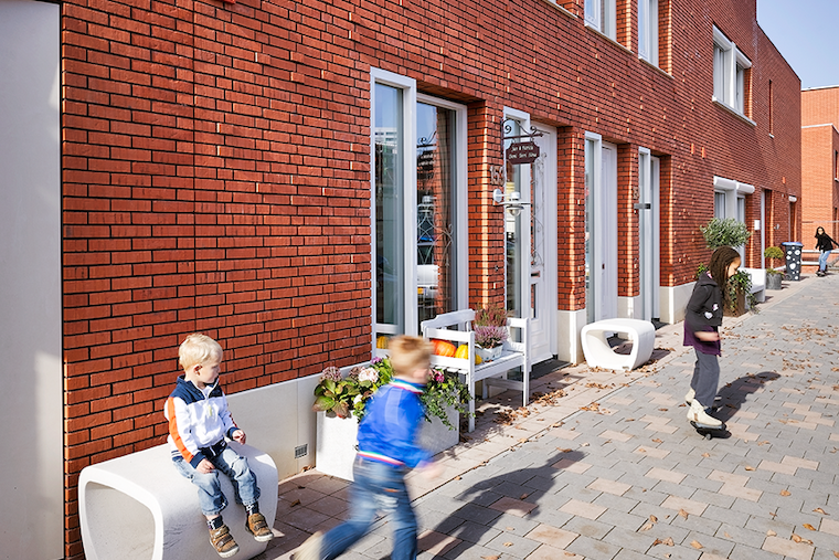 Neue Wohnbauten ergänzen das vorhandene Wohnungsangebot durch größere
Wohnungen, wobei die früheren Reihenhausfluchten durch Rücksprünge und variierte Dachformen
aufgelockert wurden. Neu gestaltete Vorzonen vor den bestehenden Häusern und Sitzelemente laden zu einer
intensiven Nutzung des grünen Außenbereichs ein. Ein von Anbeginn offener Dialog zwischen alten und neuen Bewohner*innen führte das Projekt zum erwünschten Erfolg. Petra Appelhof