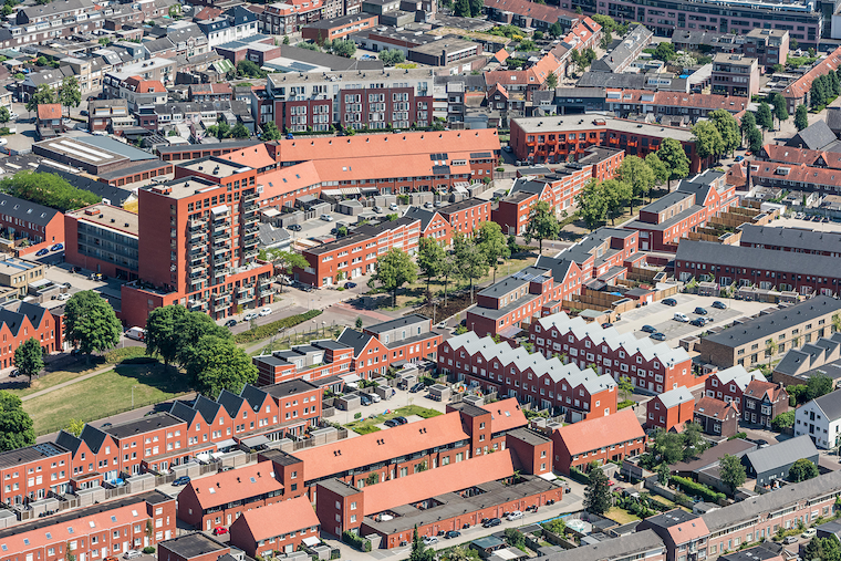 Das Groeseind-Viertel in Tilburg ist geprägt durch seine einheitliche Bebauung mit 380 kleinen Sozialwohnungen
aus den 1920- und 1950er Jahren. Typisch für den Stadtteil sind schmale Straßen, wobei der öffentliche
Raum lange Zeit durch wenig Grün, aber viel Parkraum dominiert war. Zur Jahrtausendwende waren die
Wohnungen technisch veraltet und entsprachen nicht mehr den Wohnwünschen der Mieter. Foto: Janssen de Jong Projectontwikkeling