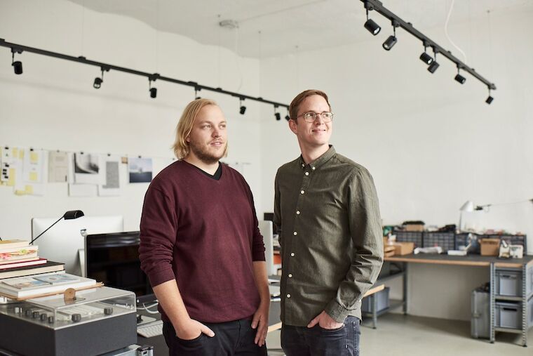 Haben die neue Progressive Web-App kunstundbau.nrw für Baukultur NRW entwickelt: Felix Dölker und Florian Schunck (von links) in ihrem gemeinsamen Studio in Darmstadt. Foto: Felix Schöppner;