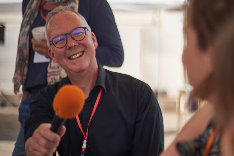 Christof Rose, Pressesprecher der AKNW, führt durch den Vormittag; im Hintergrund: Ute Reeh, Initiatorin und Leiterin des Zentrums für Peripherie. Foto: Jan Kampshoff