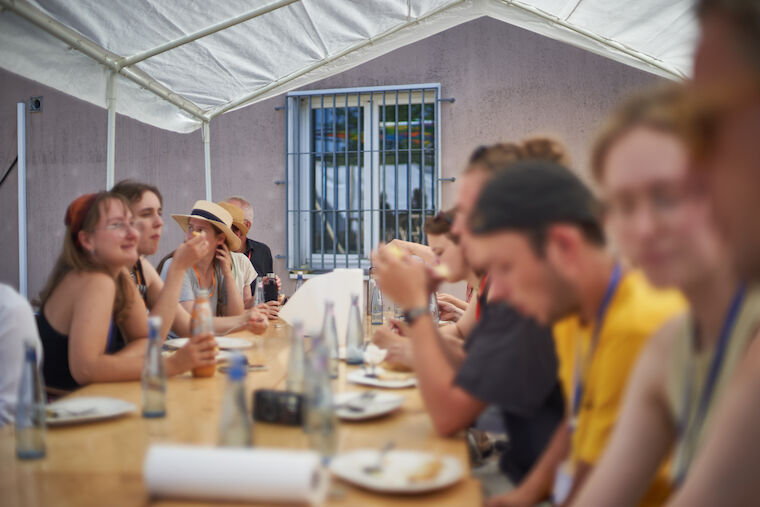 Das gemeinsame Mittagessen bietet Gelegenheit zum weiteren Austausch. Foto: Jan Kampshoff