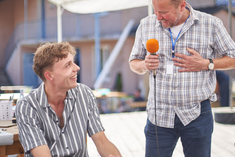 Peter Köddermann im Gespräch mit Christopher Neuwirth, Hilfskraft am Lehrstuhl für Gebäudelehre und Grundlagen des Entwerfens an der RWTH Aachen University, der über das Projekt Stadtsaal Aachen berichtet. Foto: Jan Kampshoff