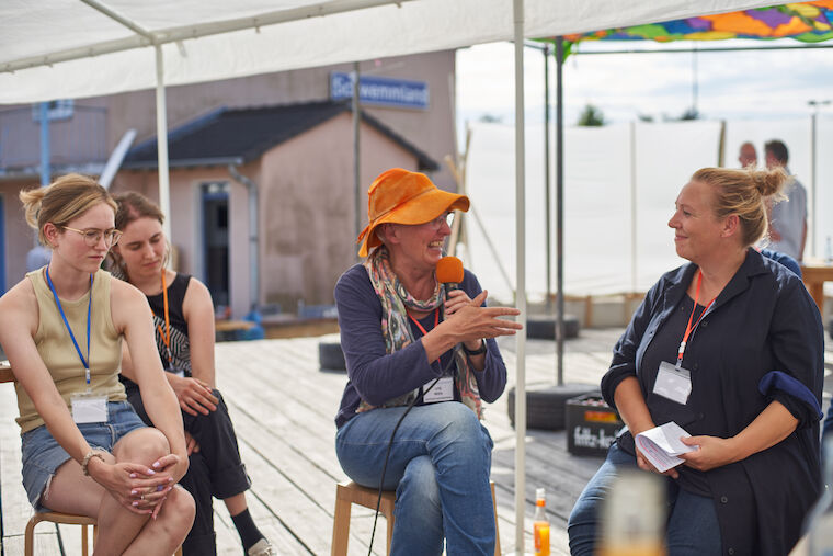 Ute Reeh, Initiatorin und Leiterin des Zentrums für Peripherie, im Gespräch mit Judith Reitz, Dekanin des Fachbereichs Architektur der Peter Behrens School of Arts der Hochschule Düsseldorf und Studierenden. Foto: Jan Kampshoff