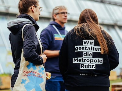 Im Hintergrund Sebastian Schlecht, er hat mit Melanie Kemna die Biennale der urbanen Landschaft initiert und verantwortet für Baukultur NRW das Thema Grüne Städte und Regionen. Foto: lala.ruhr/ Ravi Sejk