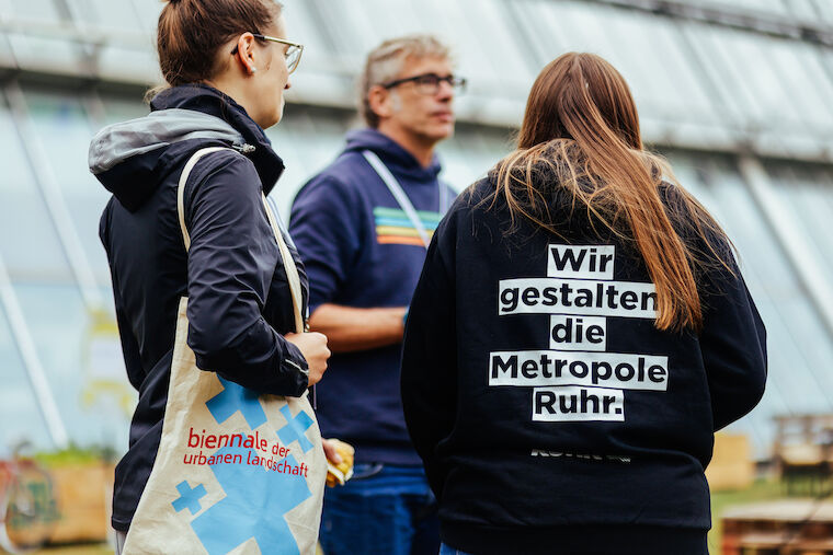 Im Hintergrund Sebastian Schlecht, er hat mit Melanie Kemna die Biennale der urbanen Landschaft initiert und verantwortet für Baukultur NRW das Thema Grüne Städte und Regionen. Foto: lala.ruhr/ Ravi Sejk