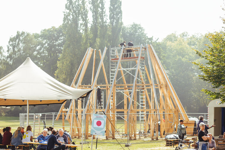 Der Pavillon „a circus“ wird aufgebaut. Ein Projekt der Klasse Baukunst (Kunstakademie Düsseldorf), unterstützt von Baukultur NRW. Foto: lala.ruhr/ Ravi Sejk