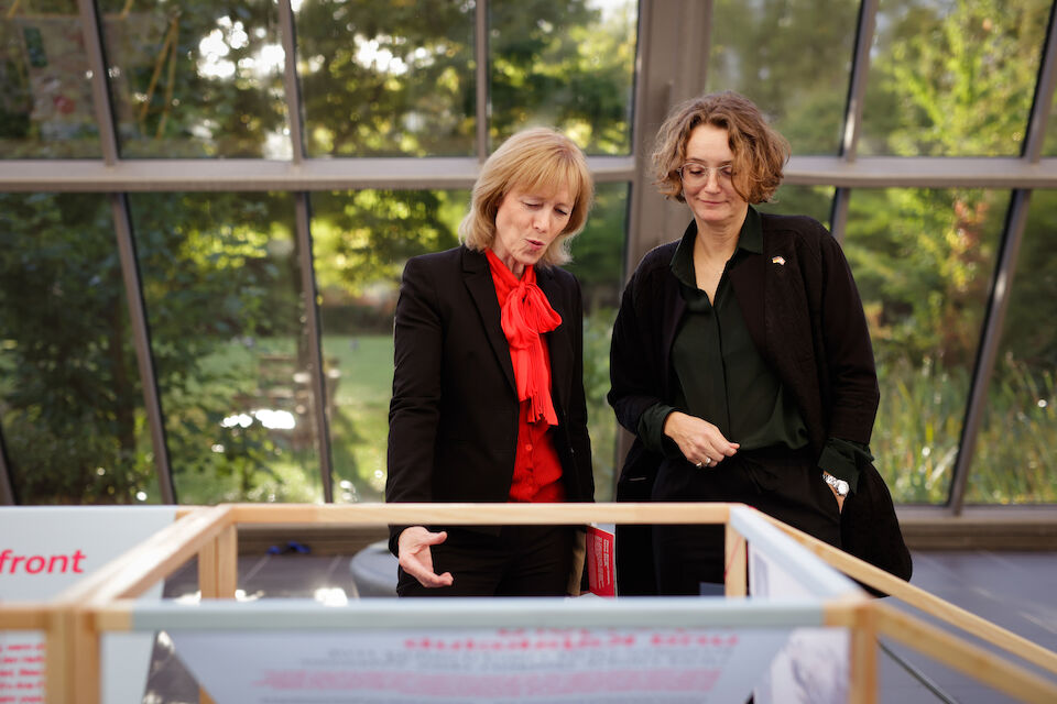 Karin Welge, Oberbürgermeisterin von Gelsenkirchen, und Susanne Hyldelund, Botschafterin des Königreichs Dänemark in Deutschland (von links) schauen sich die Ausstellung „Lebenswerte Stadt“ an.