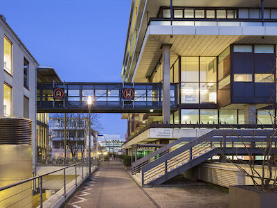 Leuchtzeichen, ZB MED, Uniklinik Köln,1997, Künstlerin: Christiane Möbus, Architektur: Eckehard Janofske, Peter Terbüchte. Foto: Jürgen Schmidt