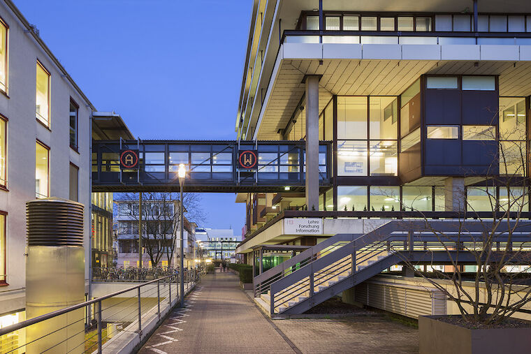 Leuchtzeichen, ZB MED, Uniklinik Köln,1997, Künstlerin: Christiane Möbus, Architektur: Eckehard Janofske, Peter Terbüchte. Foto: Jürgen Schmidt