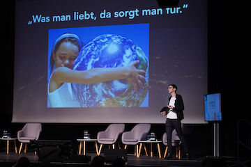 Input „Baukulturelle Bildung aus umweltpsychologischer Perspektive“ von der Umweltpsychologin und Nachhaltigkeitswissenschaftlerin Dr. Katharina Beyerl.<br/><br/>Foto: Sebastian Becker<br/><br/>jpg, 5919 × 3946 Pixel