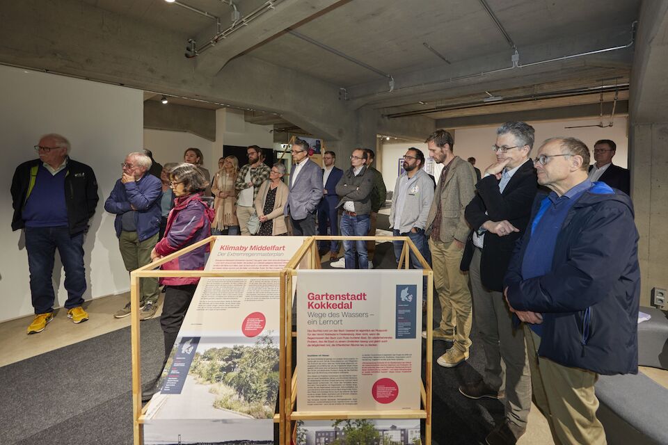 Besucher während der Ausstellungseröffnung von „Lebenswerte Stadt“ im Kunst-Werk in Arnsberg.