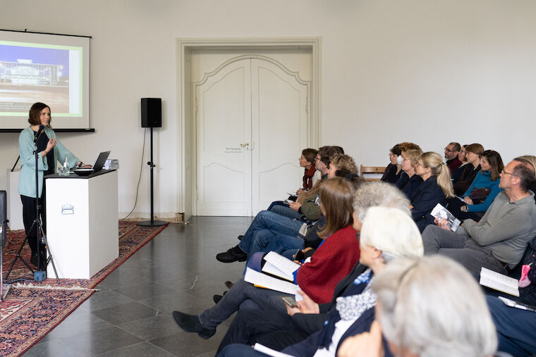 Dr. Christine Kämmerer, verantwortlich für Kunst und Bau bei Baukultur NRW, stellte die Ausstellung „Kunst und Bau. Perspektiven aus NRW“ vor. Foto: © Dirk Rose, 2022