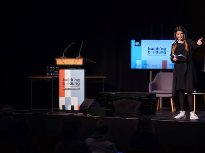 Führte sympathisch und schwungvoll durch den zweitägigen Baukulturkongress: Moderatorin Dominique Macri. Foto: Sebastian Becker