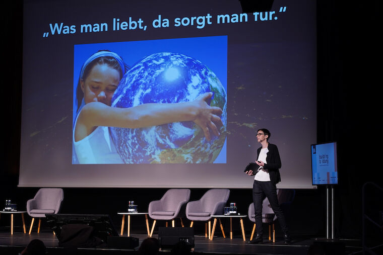 Dr. Katharina Beyerl blickte als Umweltpsychologin auf die Baukulturelle Bildung zwischen Nachhaltigkeit, Ästhetik und unseren Möglichkeiten zu handeln. Foto: Sebastian Becker