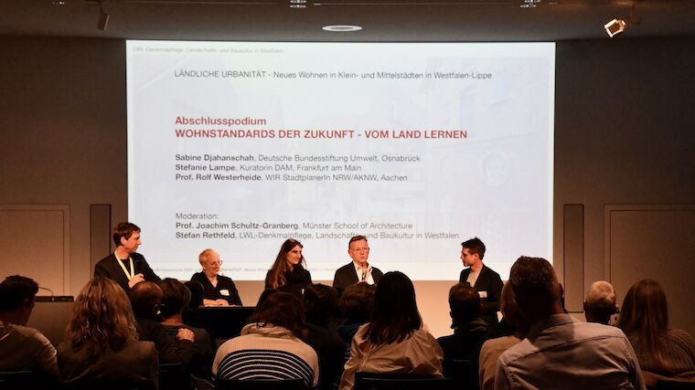 Abschlussdiskussion mit Stefanie Lampe, Kuratorin DAM; Sabine Djahanschah, Deutsche Bundesstiftung Umwelt; Prof. Rolf Westerheide, WIR StadtplanerIn NRW / AKNW; Moderator Prof. Joachim Schultz-Granberg, Münster School of Architecture. Foto: Martin Schmidt, LWL