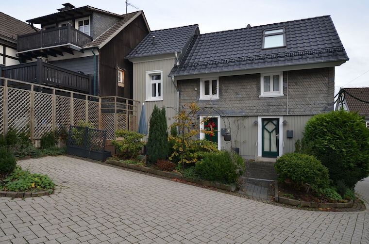 Kleinteilige Bebauung hinter der Hauptstraße, Nürnbrecht. Foto: Karen Jung/ Paul Andreas