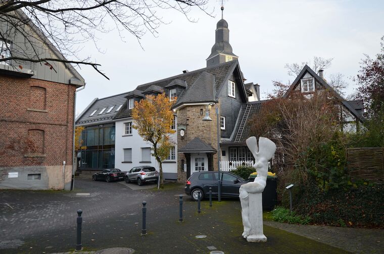 Hinter der Kirche, Nürnbrecht. Foto: Karen Jung/ Paul Andreas